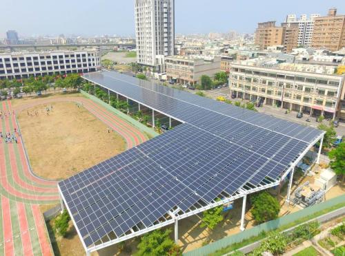 臺灣中小學建設太陽能發電球場 一舉兩得的綠色校園新實踐